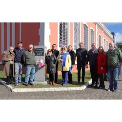 Praça Getúlio Vargas, em Campo Largo, ganha novo monumento histórico